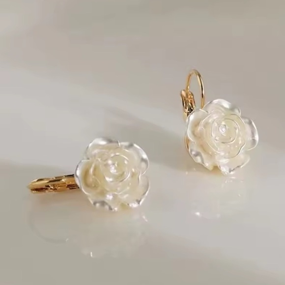 White Rose Flower Earrings – Elegant Pearl Petal Design Gold Clip Earrings - Picture 5 of 7